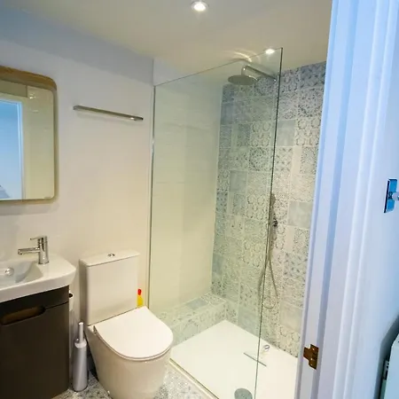 Lovely 2 Bed2 Bath Flat In Southville