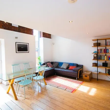 Lovely 2 Bed2 Bath Flat In Southville Bristol